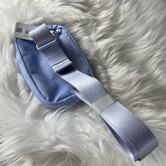 Lululemon Everywhere belt bag pastel blue NWT - Picture 4 of 9